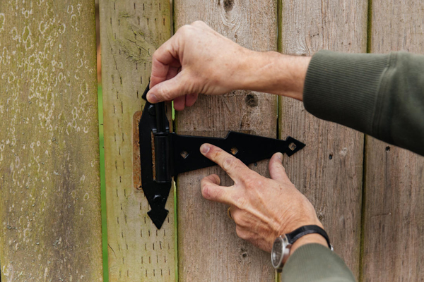 How to install a gate hinge